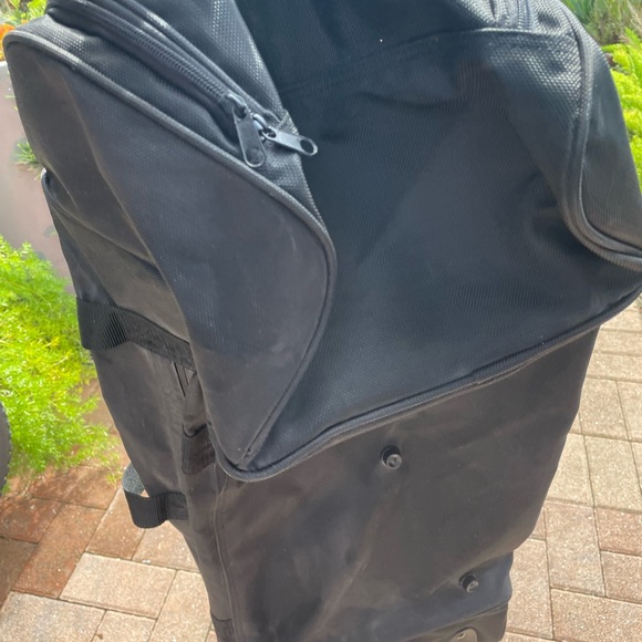 Doufle Bag With Wheels 
And shoulder strap - Picture 8 of 12